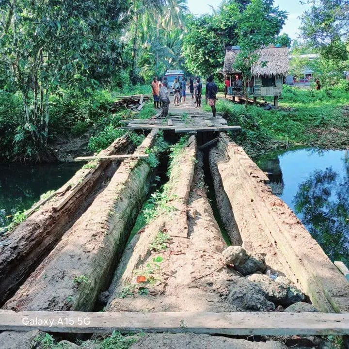 Youths from Su'u and Igwa Rebuild Impassable Igwa Bridge